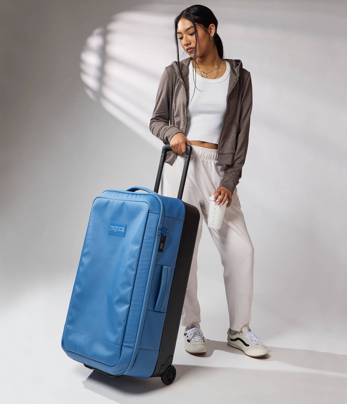 good-latitude-30-rolling-duffel-c8 JS0A86EOEW5-MODEL.png