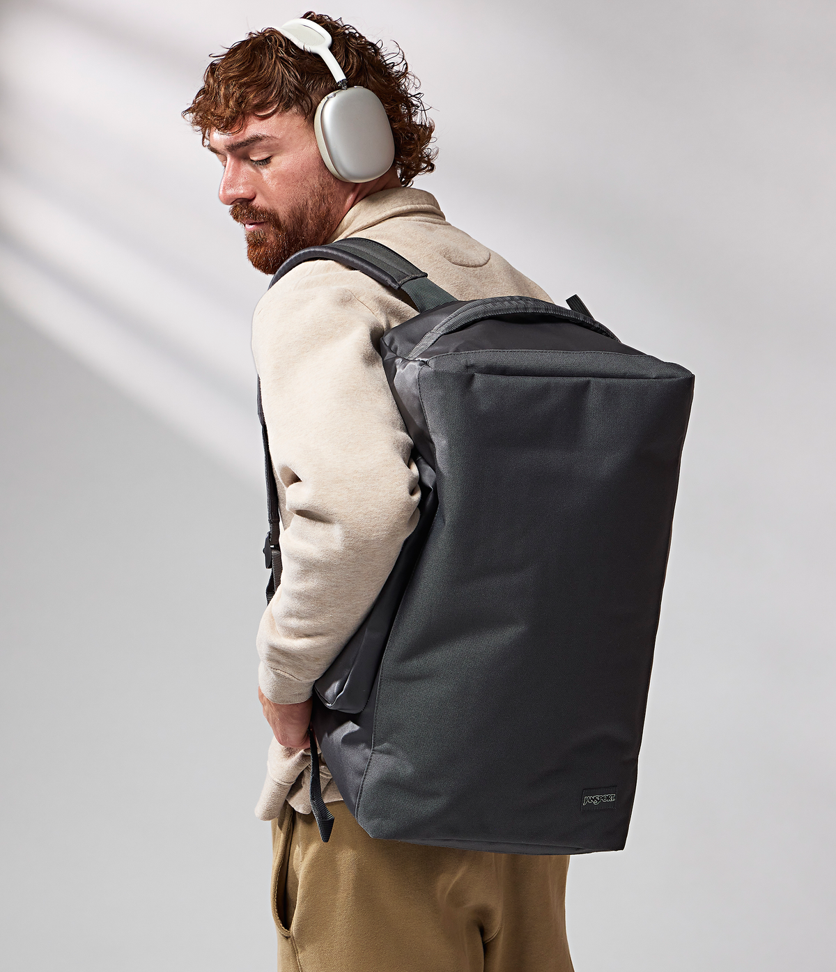 convertible-duffel-toiletry-bag-smokey-grit-set-v2 JS0A8E8EDMX-MODEL.png