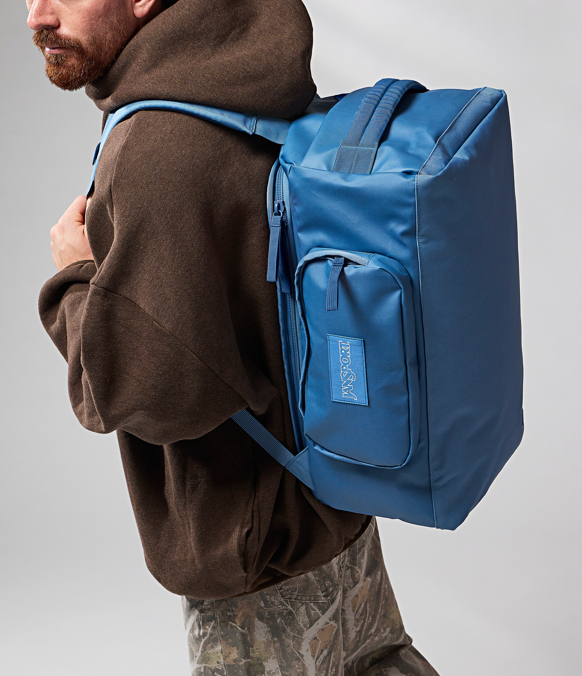 convertible-duffel-toiletry-bag-elemental-blue-set-l4 JS0A8E8EEW5-MODEL.png